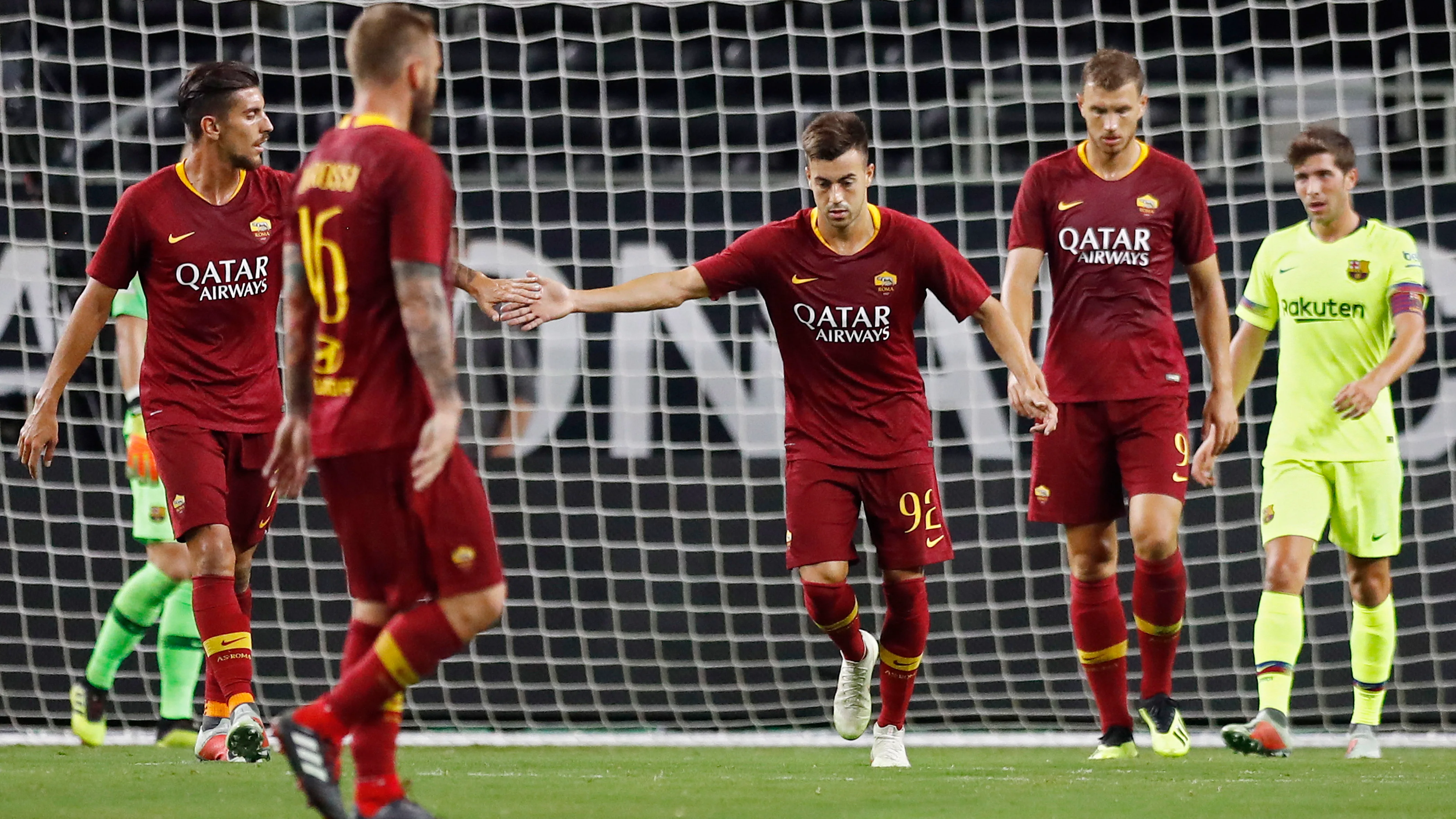 Los jugadores de la Roma celebran el gol ante el Barça