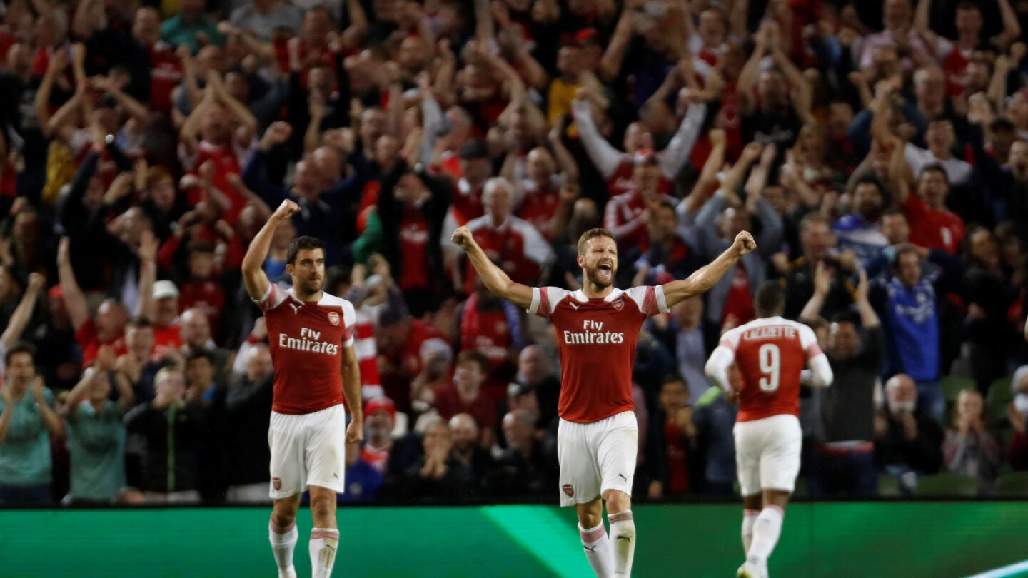 Mustafi celebrando un gol del Arsenal