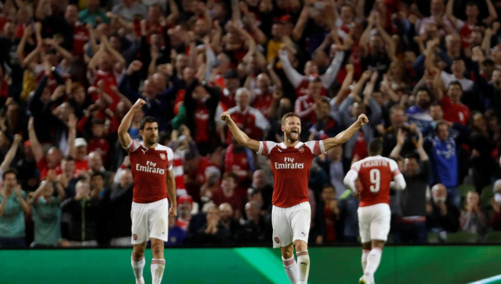 Mustafi celebrando un gol del Arsenal
