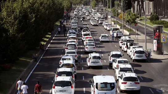 Las protestas de los taxistas contra la proliferación de licencias VTC mantienen bloqueado el Paseo de la Castellana Las protestas de los taxistas contra la proliferación de licencias VTC mantienen bloqueado el Paseo de la Castellana