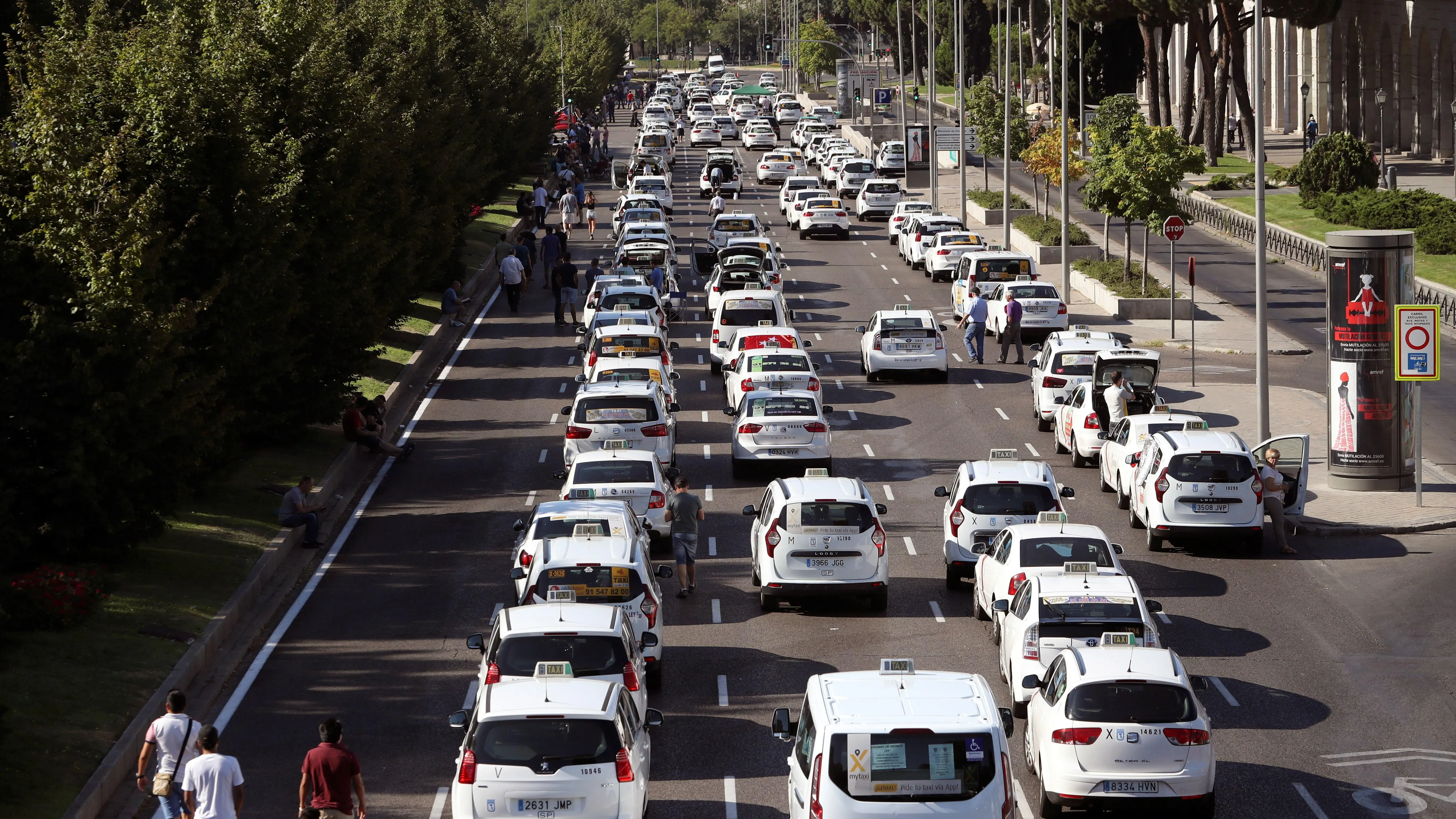 Las protestas de los taxistas contra la proliferación de licencias VTC mantienen bloqueado el Paseo de la Castellana