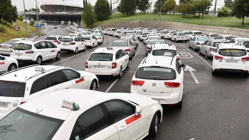 Las asociaciones de taxistas de Vizcaya vuelven a movilizars