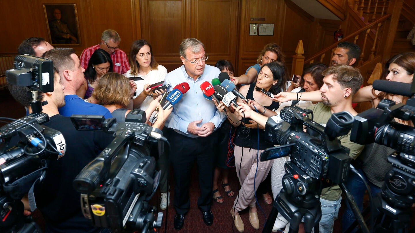 El alcalde de Le&oacute;n, Antonio Silv&aacute;n, ofrece una rueda de prensa sobre la investigaci&oacute;n del caso 'enredadera'