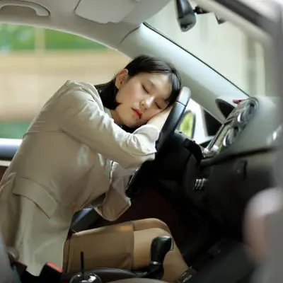 ¿Legal o ilegal dormir en el coche?