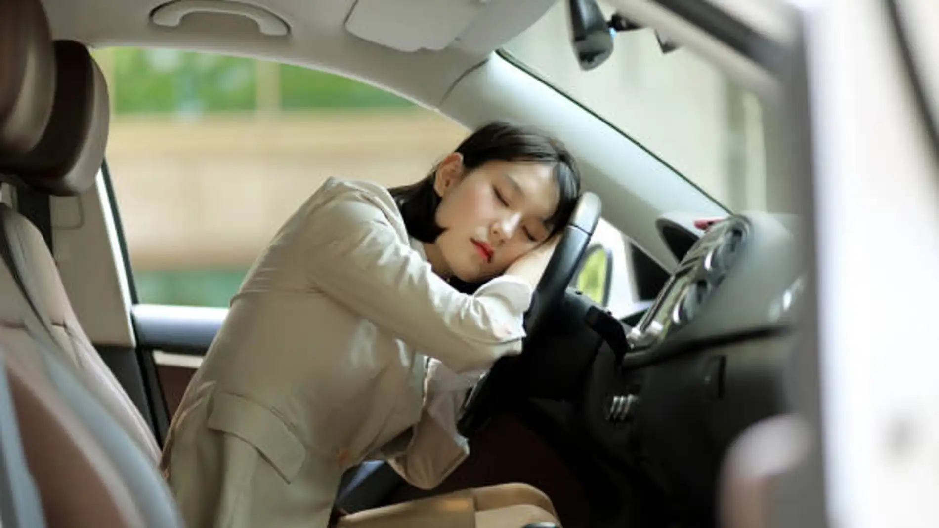 Se puede dormir en el coche?: cómo evitar multas con estos consejos