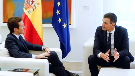 El presidente del Gobierno, Pedro Sánchez, con el presidente del PP, Pablo Casado. El presidente del Gobierno, Pedro Sánchez, con el presidente del PP, Pablo Casado.