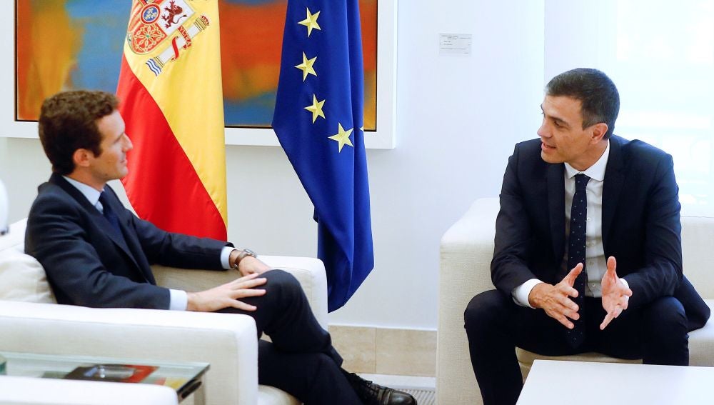 El presidente del Gobierno, Pedro Sánchez, con el presidente del PP, Pablo Casado.