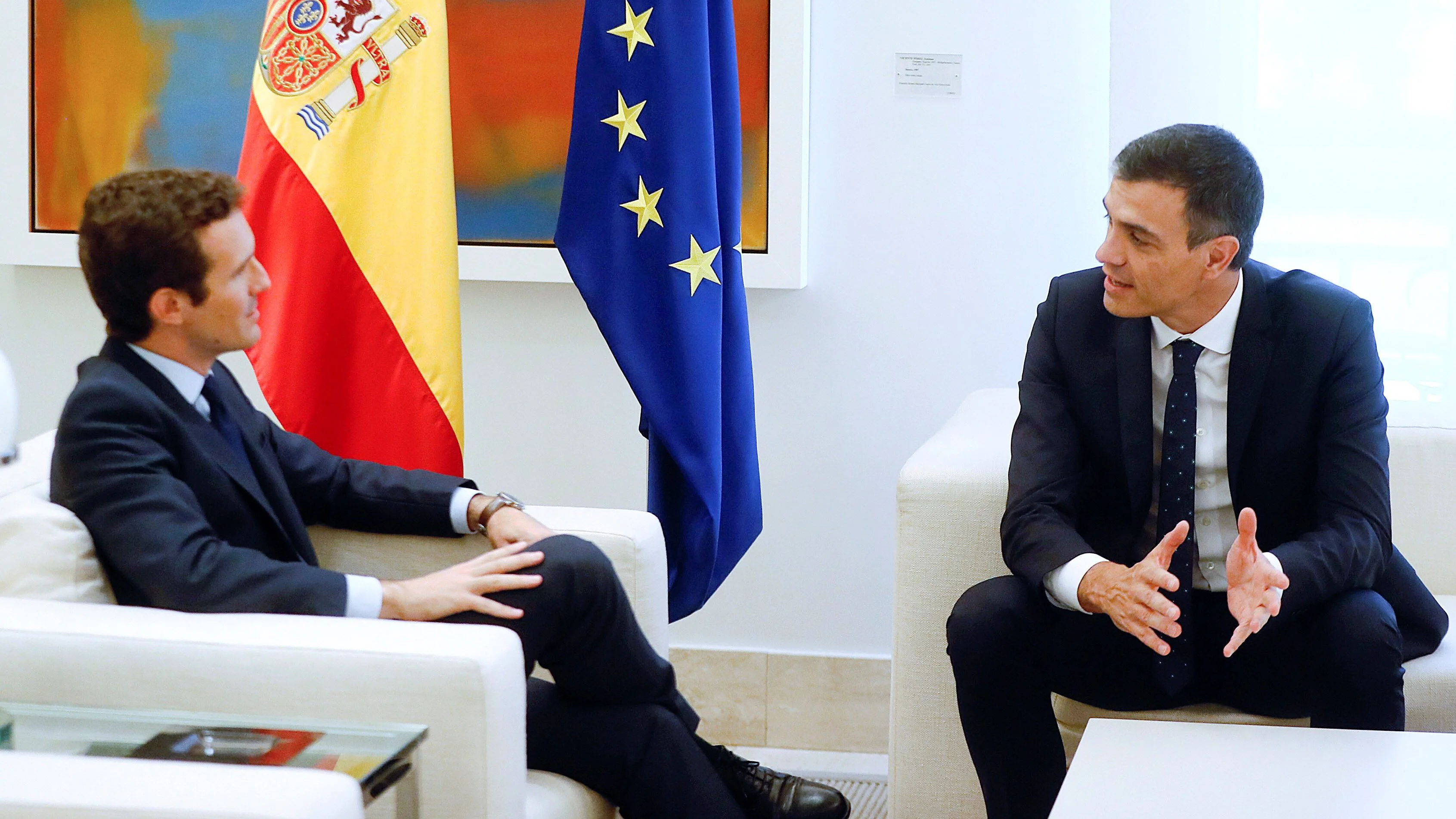 El presidente del Gobierno, Pedro Sánchez, con el presidente del PP, Pablo Casado.