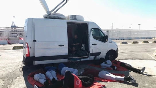 Un grupo de migrantes se resguardan del calor frente a una unidad móvil de laSexta. Un grupo de migrantes se resguardan del calor frente a una unidad móvil de laSexta.