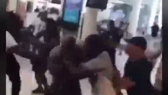 Dos raperos provocan una pelea masiva en el aeropuerto parisino de Orly Dos raperos provocan una pelea masiva en el aeropuerto parisino de Orly