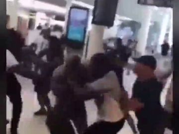 Dos raperos provocan una pelea masiva en el aeropuerto parisino de Orly Dos raperos provocan una pelea masiva en el aeropuerto parisino de Orly