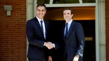 El presidente del Gobierno, Pedro Sánchez, y el nuevo líder del PP, Pablo Casado.