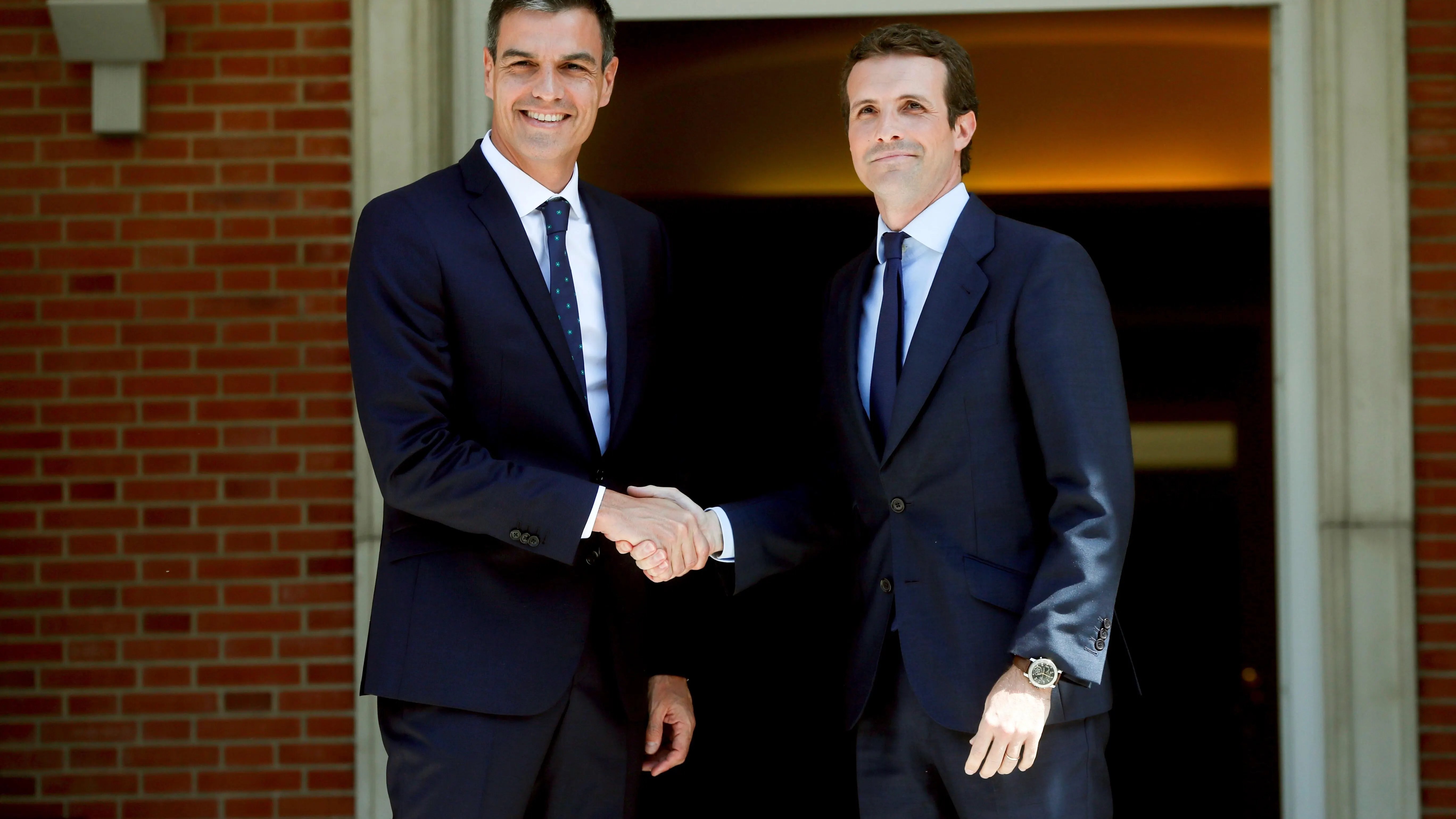 El presidente del Gobierno, Pedro Sánchez, y el nuevo líder del PP, Pablo Casado.