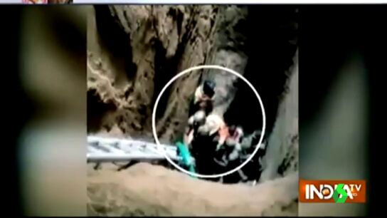 Rescate de una ni&ntilde;a india de un pozo