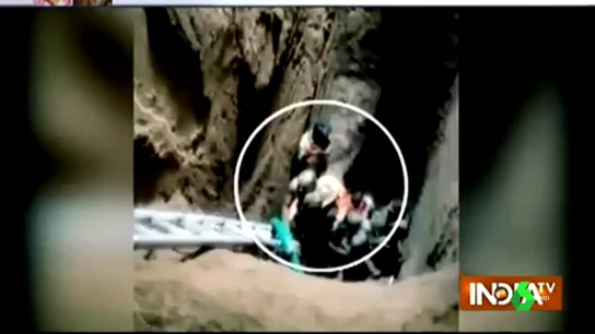 Rescate de una niña india de un pozo Rescate de una niña india de un pozo
