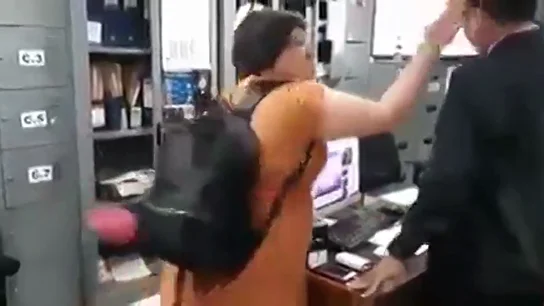La violenta agresión de una viajera a un oficial de aduanas de Indonesia que le puso una multa por tener el visado caducado La violenta agresión de una viajera a un oficial de aduanas de Indonesia que le puso una multa por tener el visado caducado