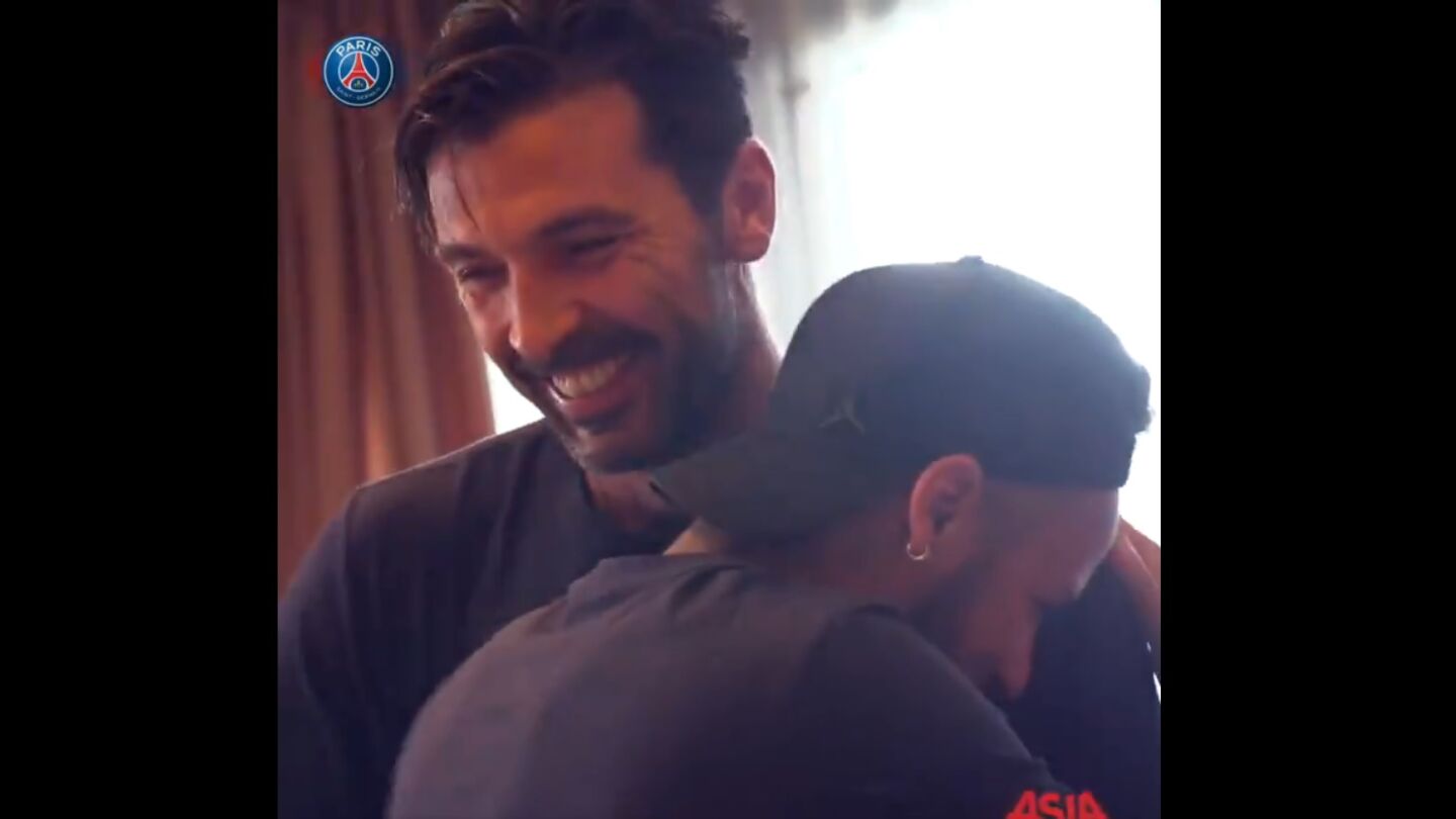 Buffon y Neymar se abrazan en la vuelta del brasile&ntilde;o