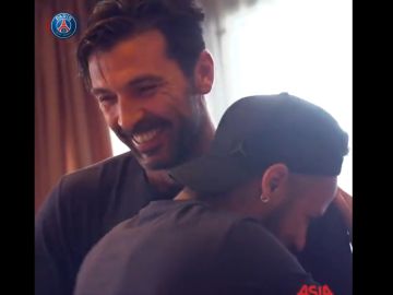Buffon y Neymar se abrazan en la vuelta del brasileño Buffon y Neymar se abrazan en la vuelta del brasileño