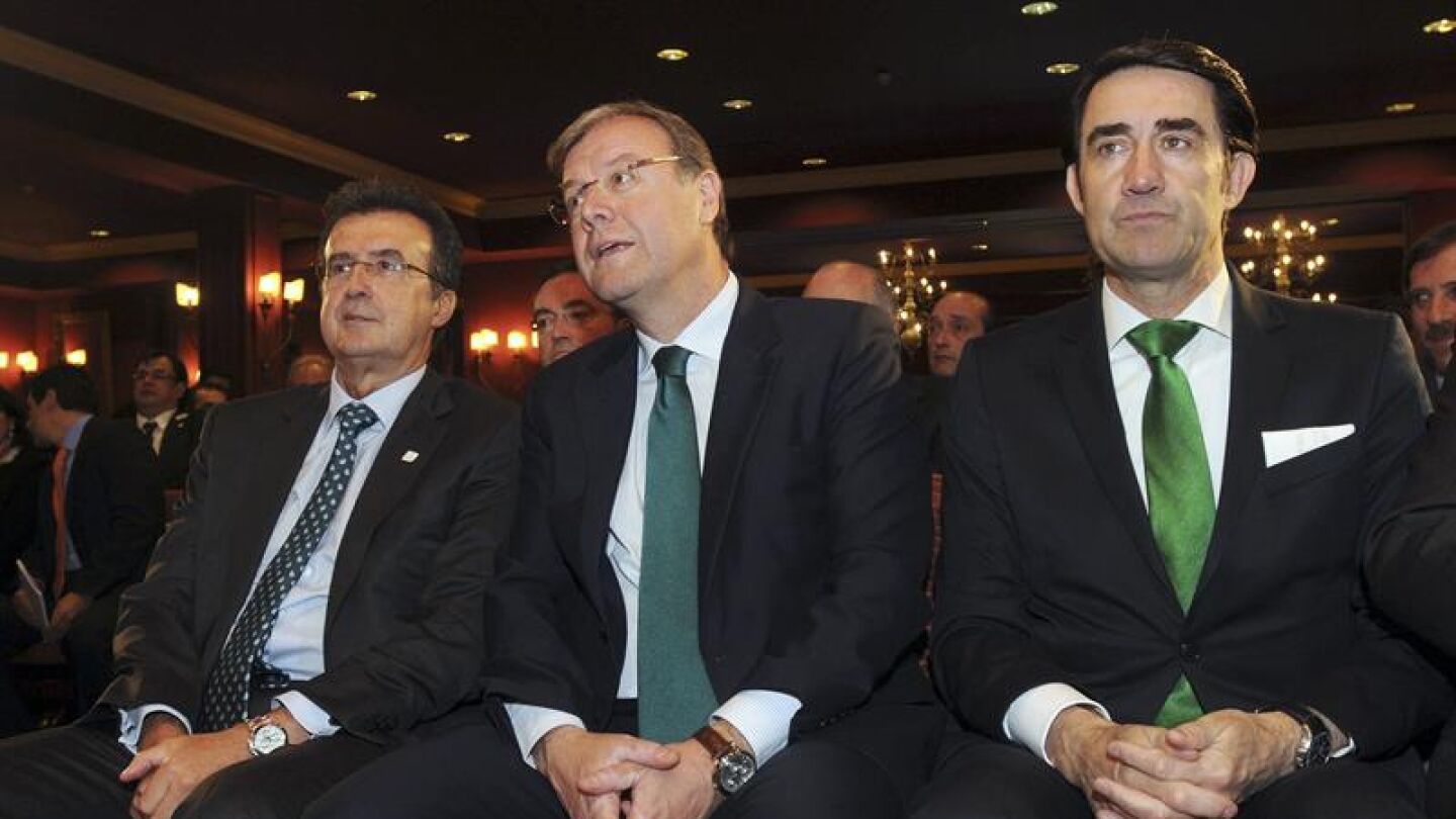Fotograf&iacute;a de archivo del alcalde de Le&oacute;n, Antonio Silv&aacute;n,el consejero de Fomento y Medio Ambiente, Juan Carlos Su&aacute;rez-Qui&ntilde;ones y el empresario Jos&eacute; Luis Ulibarri