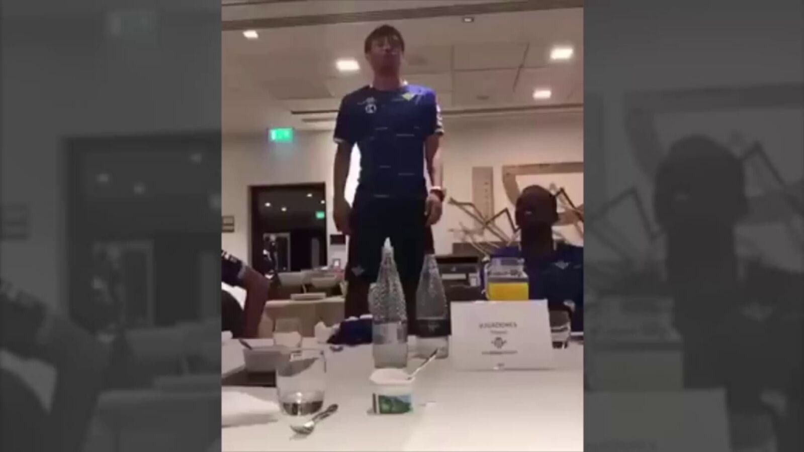 Sigue el buen rollo en el Betis: Inui canta la canci&oacute;n de Doraemon delante de toda la plantilla