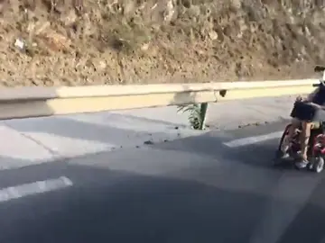 Detienen a un hombre que circulaba por la autovía en un silla de ruedas Detienen a un hombre que circulaba por la autovía en un silla de ruedas