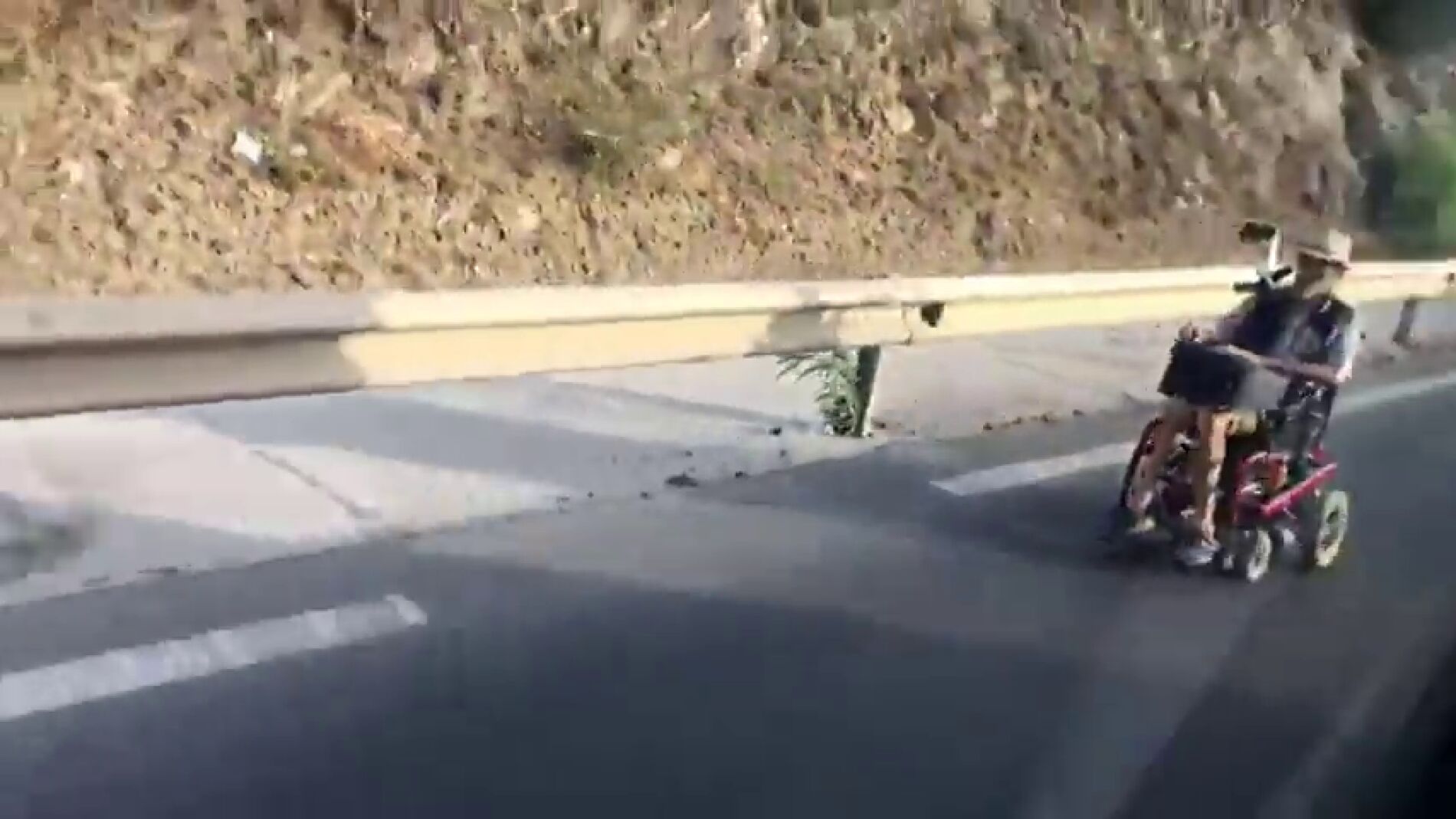 Detienen a un hombre que circulaba por la autov&iacute;a en un silla de ruedas