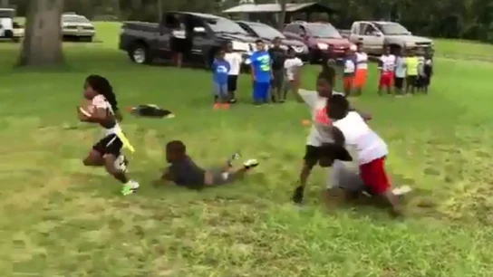 Niño de seis años jugando al fútbol americano Niño de seis años jugando al fútbol americano