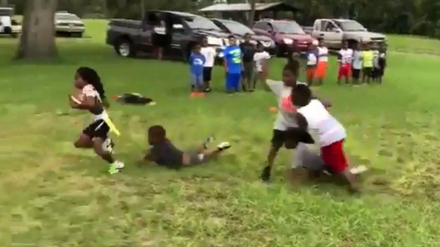 Ni&ntilde;o de seis a&ntilde;os jugando al f&uacute;tbol americano