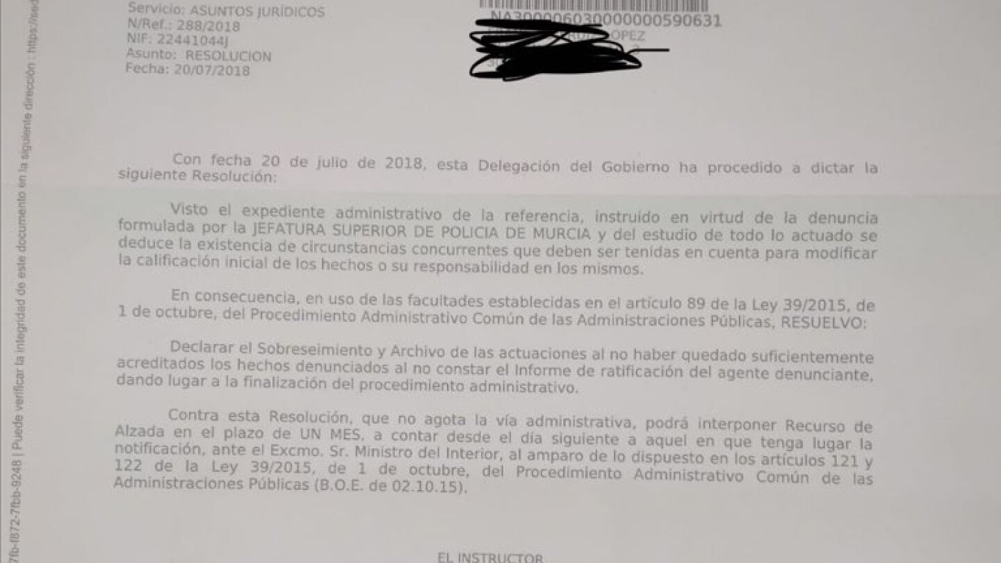 Sobreseimiento de la denuncia "por comer pipas y mirar de forma desafiante a la Pol&iacute;cia"