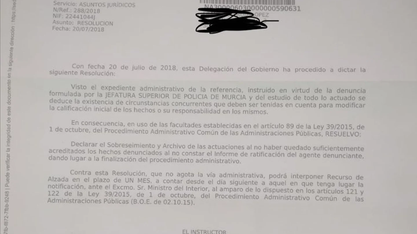 Sobreseimiento de la denuncia "por comer pipas y mirar de forma desafiante a la Polícia" Sobreseimiento de la denuncia "por comer pipas y mirar de forma desafiante a la Polícia"