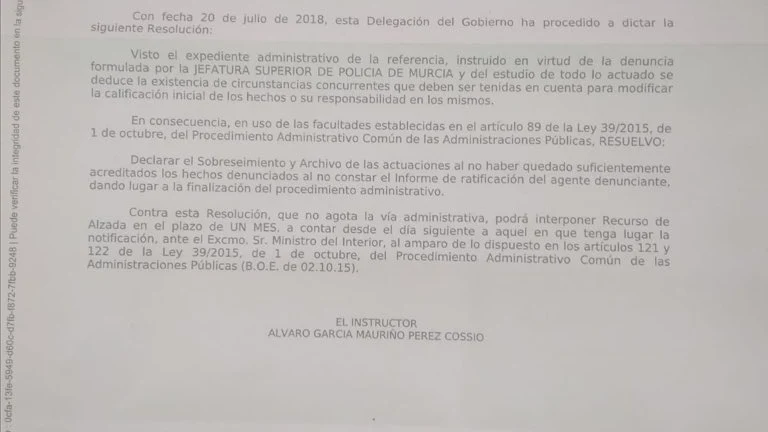 Sobreseimiento de la denuncia "por comer pipas y mirar de forma desafiante a la Polícia"