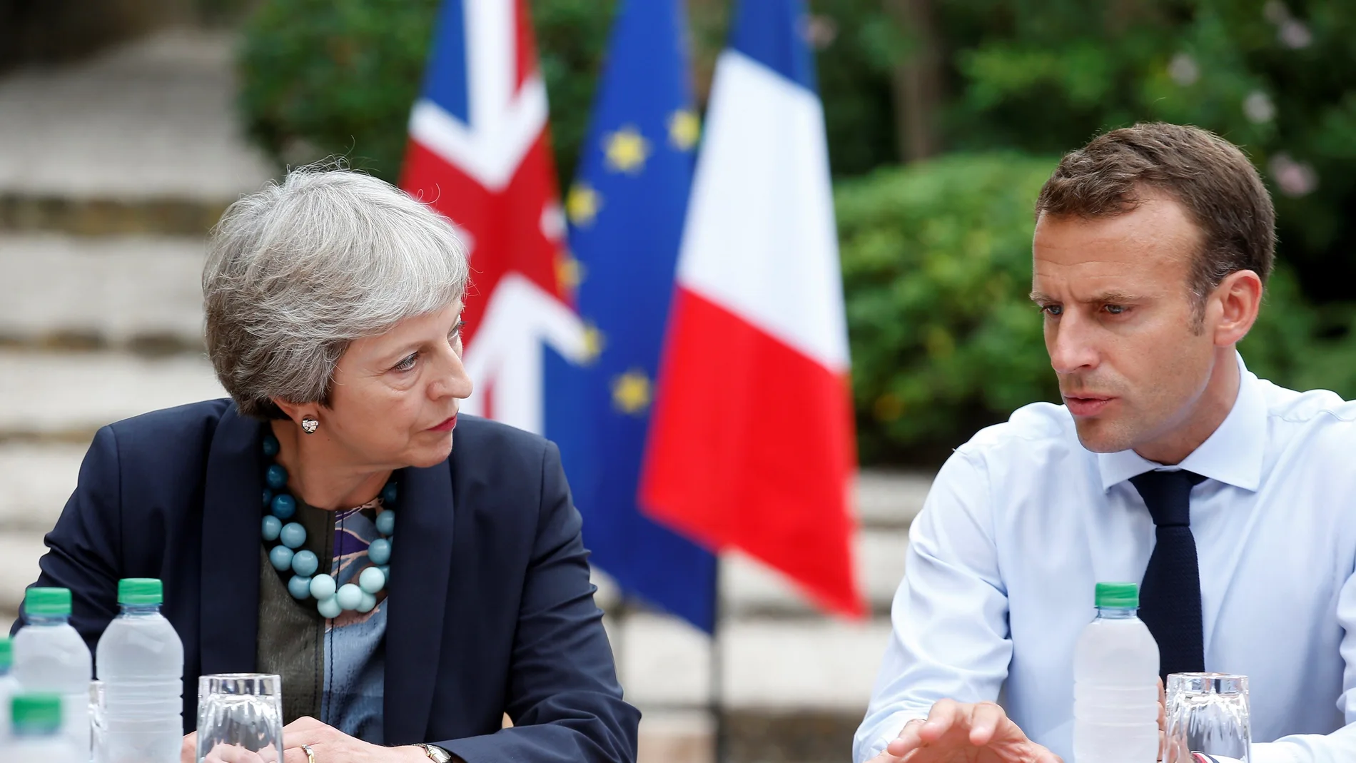 El presidente francés, Emmanuel Macron, se reúne con la primera ministra británica, Theresa May
