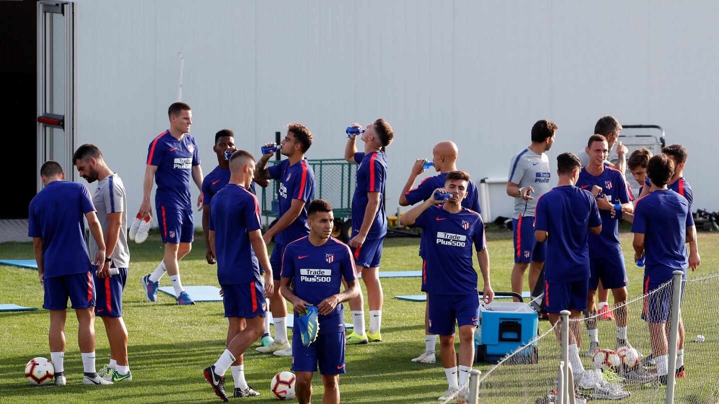 El Atl&eacute;tico realiza su &uacute;ltima sesi&oacute;n por grupos antes de partir a los Alpes