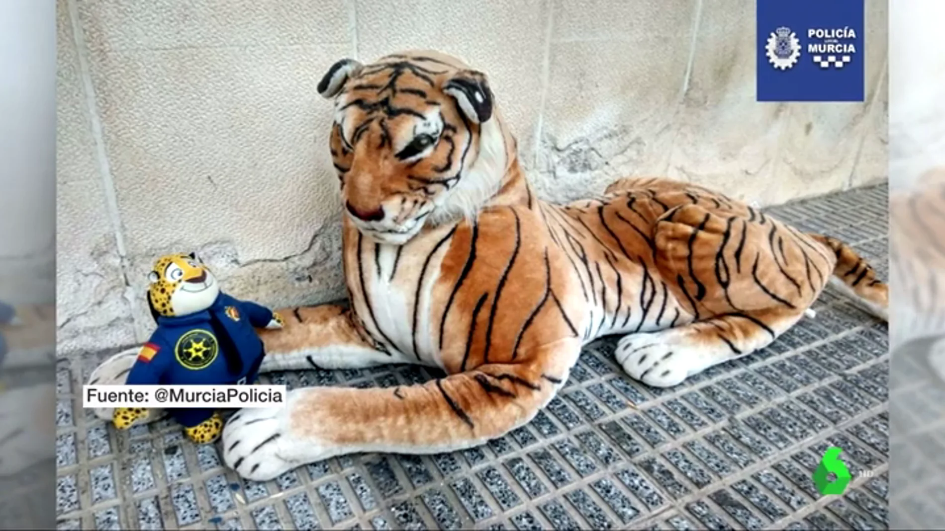 Un vecino alerta a la policía de Murcia al confundir un peluche gigante con un tigre