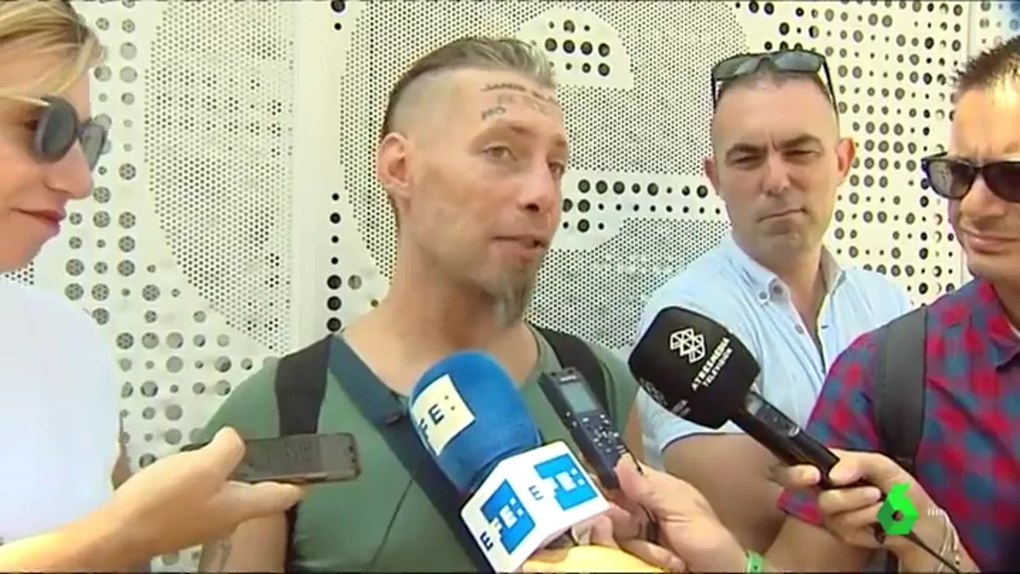 El 'sintecho' que se dejó hacer un tatuaje en la frente se siente humillado: "100 euros para mí es mucho dinero" El 'sintecho' que se dejó hacer un tatuaje en la frente se siente humillado: "100 euros para mí es mucho dinero"