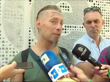 El 'sintecho' que se dejó hacer un tatuaje en la frente se siente humillado: "100 euros para mí es mucho dinero" El 'sintecho' que se dejó hacer un tatuaje en la frente se siente humillado: "100 euros para mí es mucho dinero"