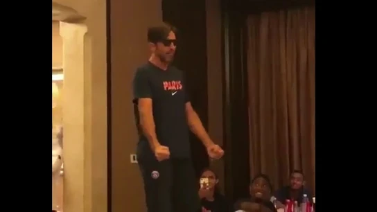 Buffon cante delante de toda la plantilla del PSG Buffon cante delante de toda la plantilla del PSG
