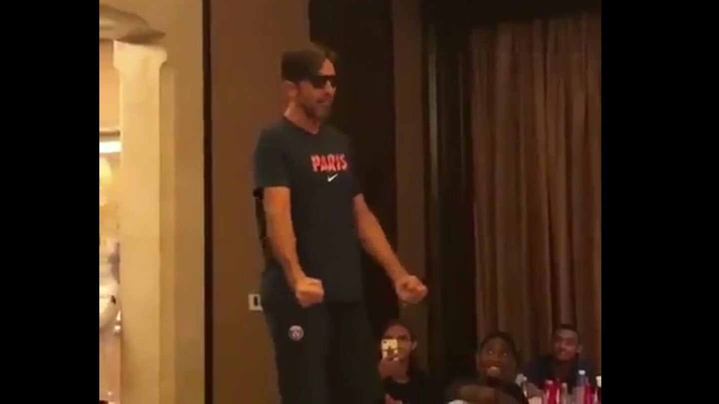 Buffon cante delante de toda la plantilla del PSG