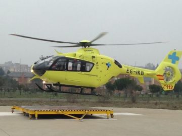 Helicóptero de emergencias en el helipuerto Helicóptero de emergencias en el helipuerto