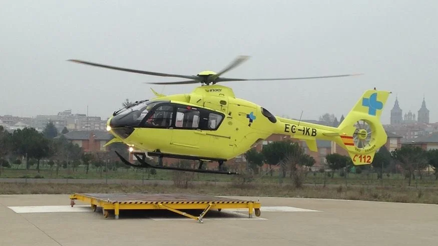 Helicóptero de emergencias en el helipuerto