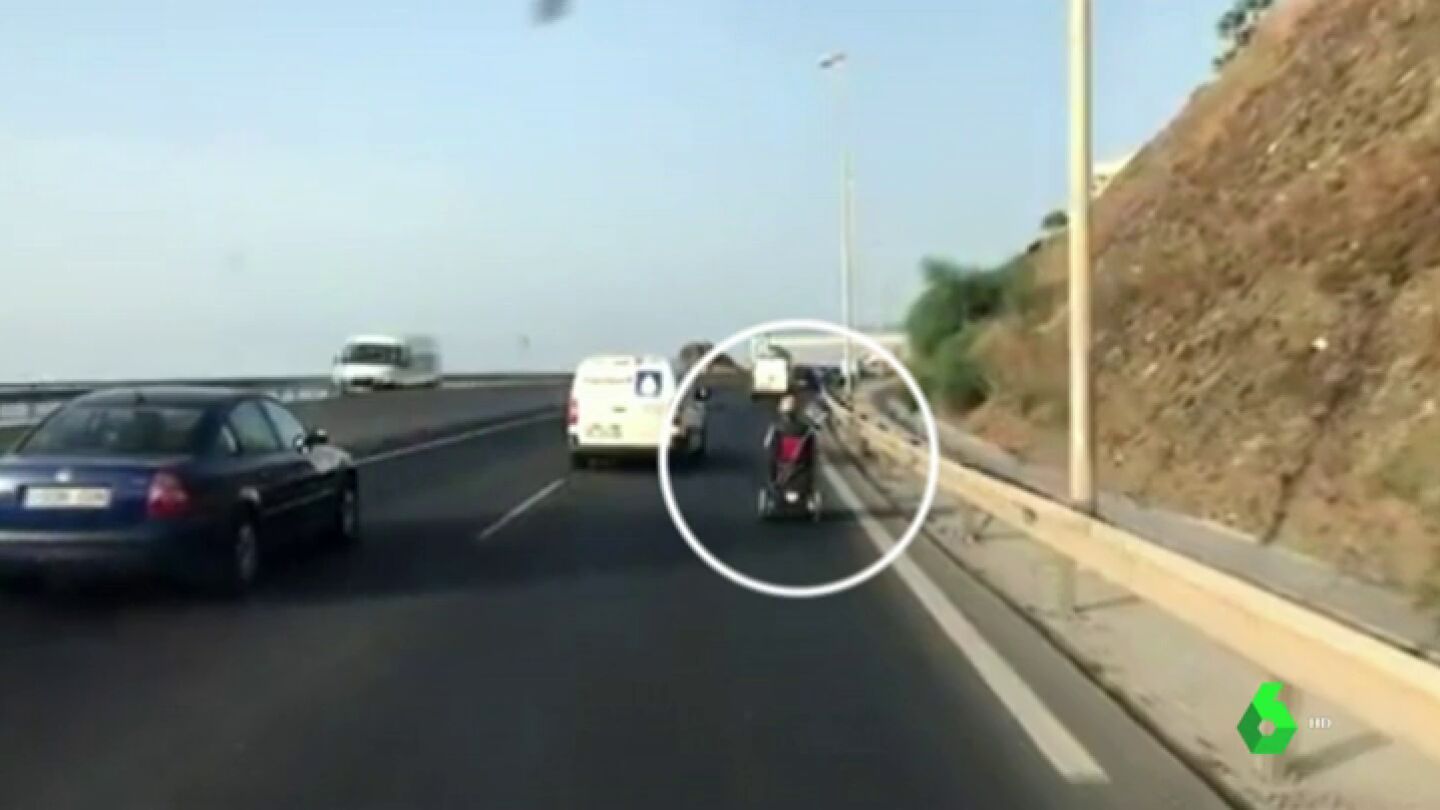 Circula con una silla de ruedas motorizada por una autov&iacute;a de M&aacute;laga