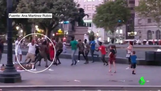 Agresión a turista por manteros en Barcelona Agresión a turista por manteros en Barcelona