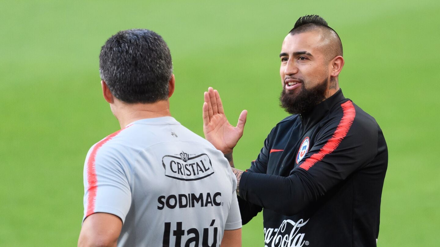 El centrocampista chileno Arturo Vidal asiste a una sesi&oacute;n de entrenamientos. 