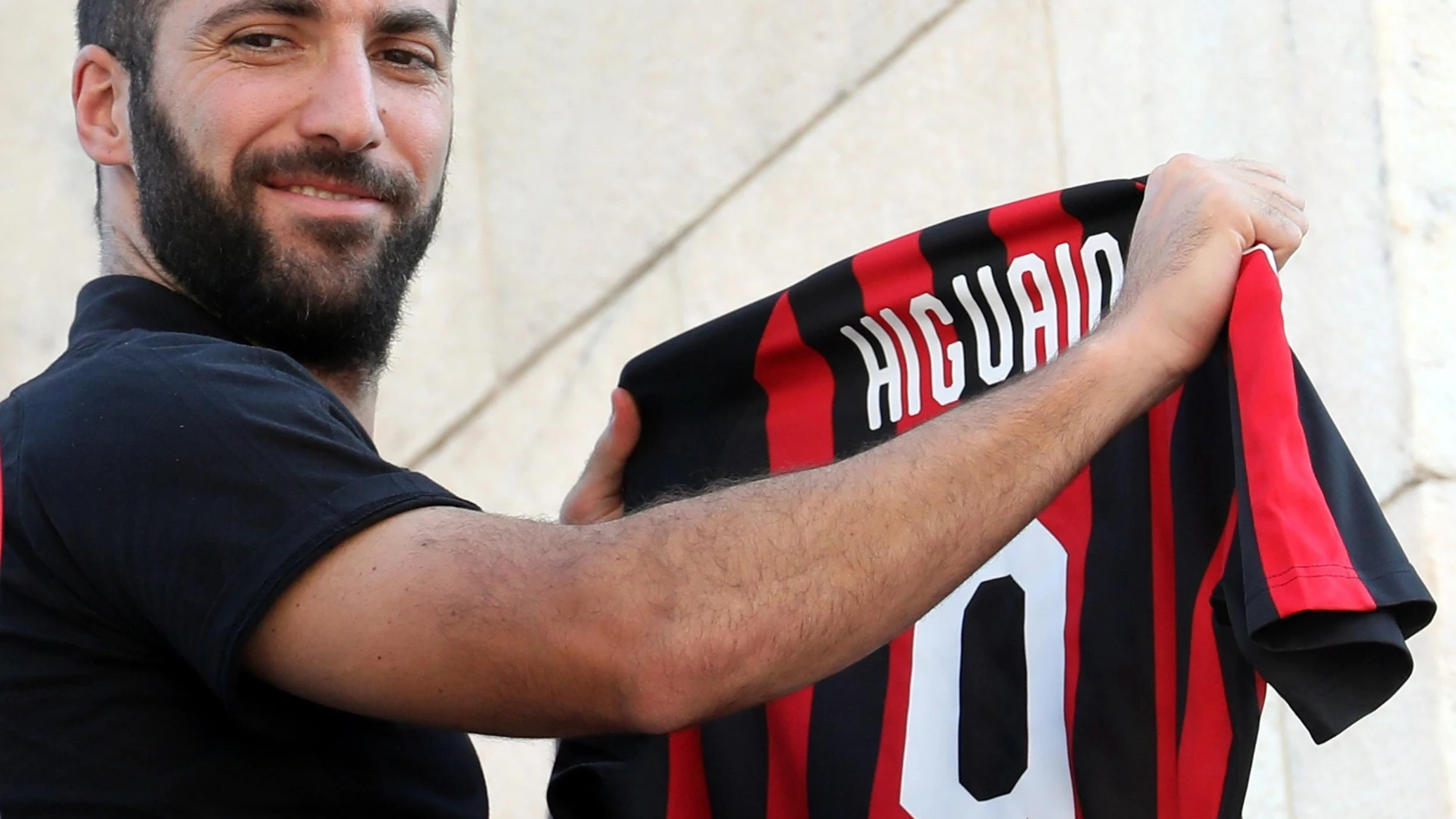 Higuain en su presentación con el Milan