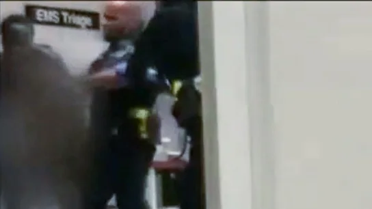 Fotograma del vídeo en el que el policía de Detroit golpea a la mujer Fotograma del vídeo en el que el policía de Detroit golpea a la mujer
