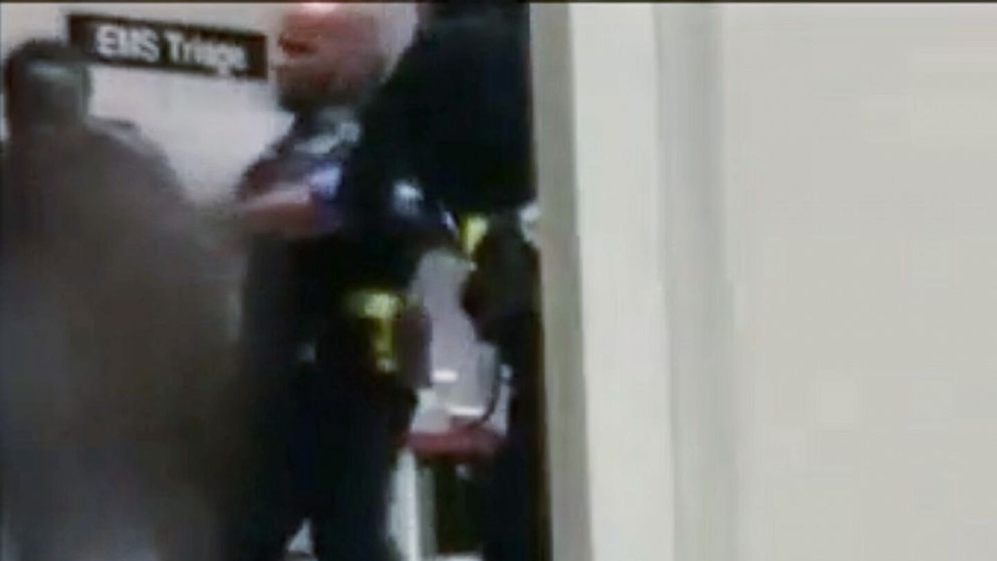 Fotograma del v&iacute;deo en el que el polic&iacute;a de Detroit golpea a la mujer