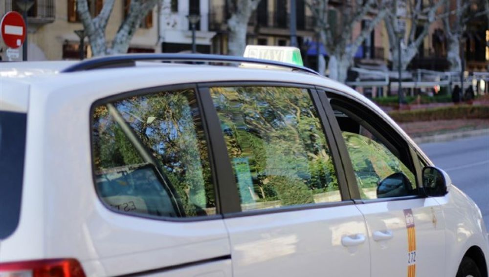 Un taxi circula por el Passeig del Born de Palma