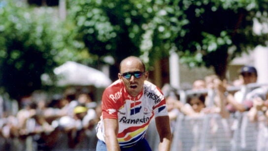 Armand de las Cuevas durante una etapa