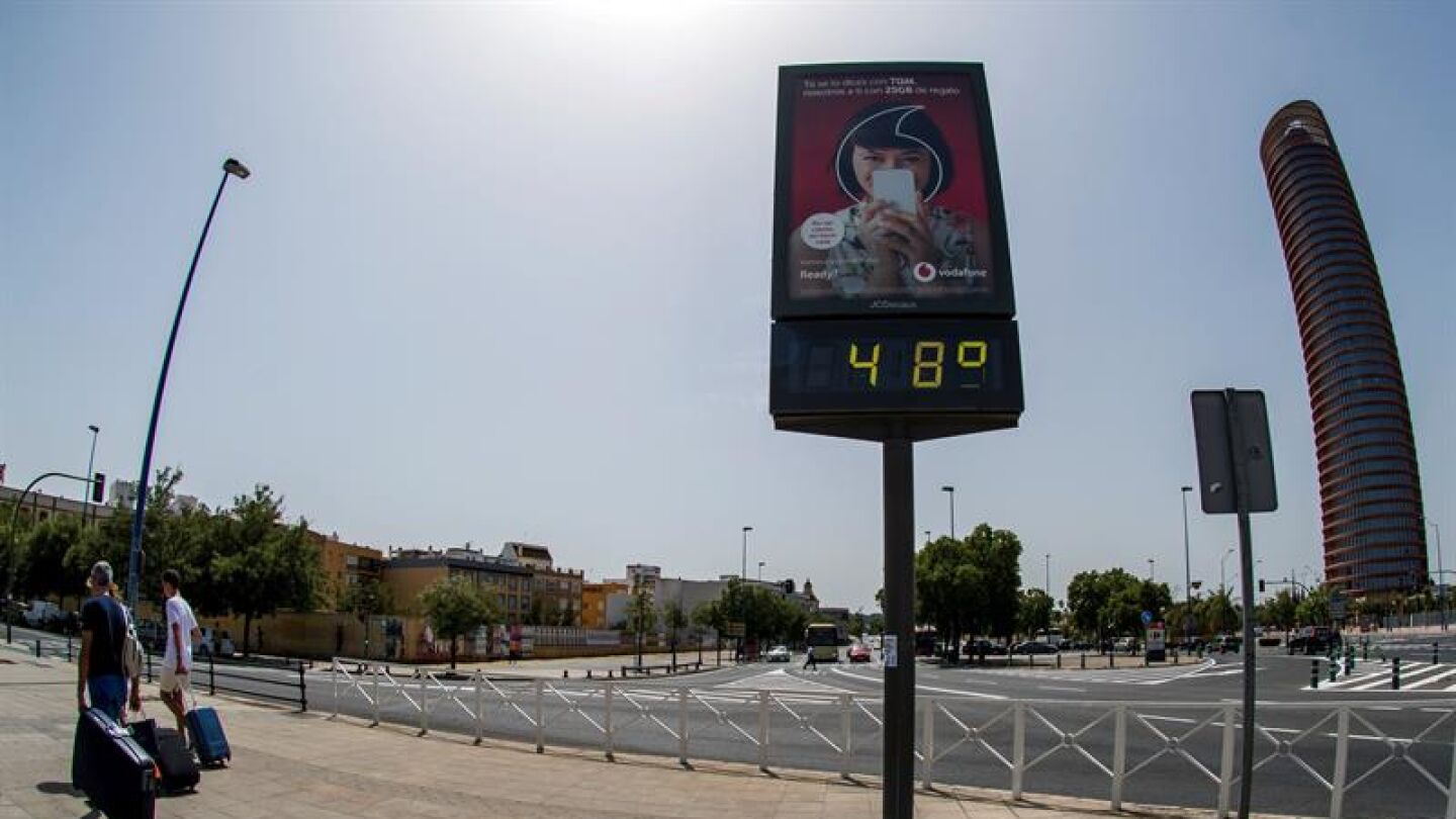 Un term&oacute;metro de Sevilla que marca 48&ordm;C debido a la ola de calo