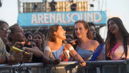 Jóvenes disfrutando del Arenal Sound Jóvenes disfrutando del Arenal Sound